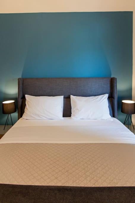 Minimal Loft Art With Sea View Over Heraklion Harbour Exterior photo